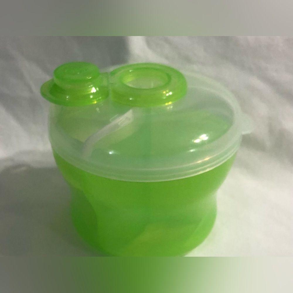 Munchkin Baby powered formula Dispenser 3 compartment with lid green